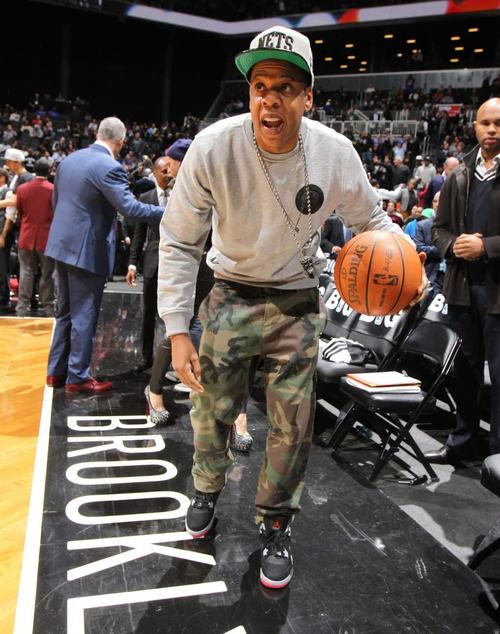 Jay-Z jugando al basket
